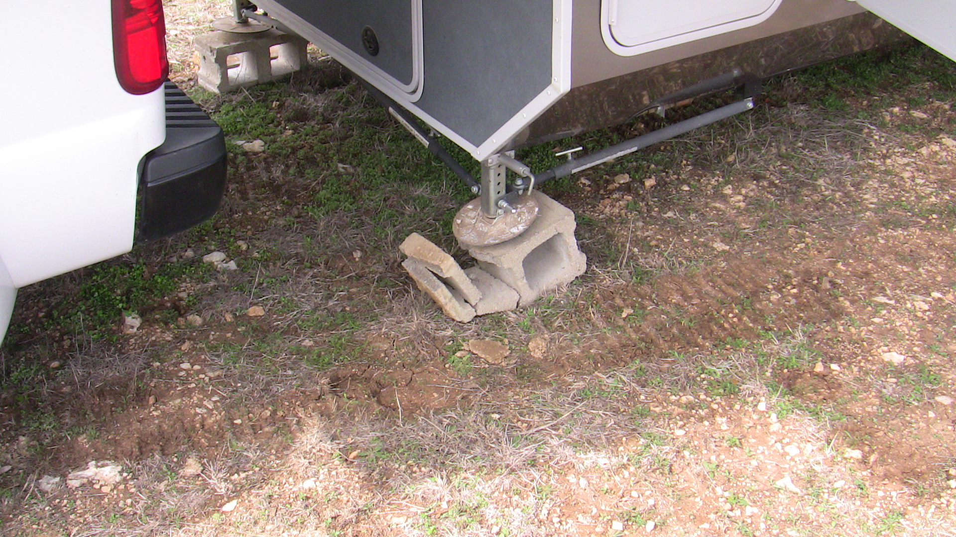 My redneck moment - Unsafe without excuses - leveling your fifth wheel RV 5th Wheel Front Jacks Not Working